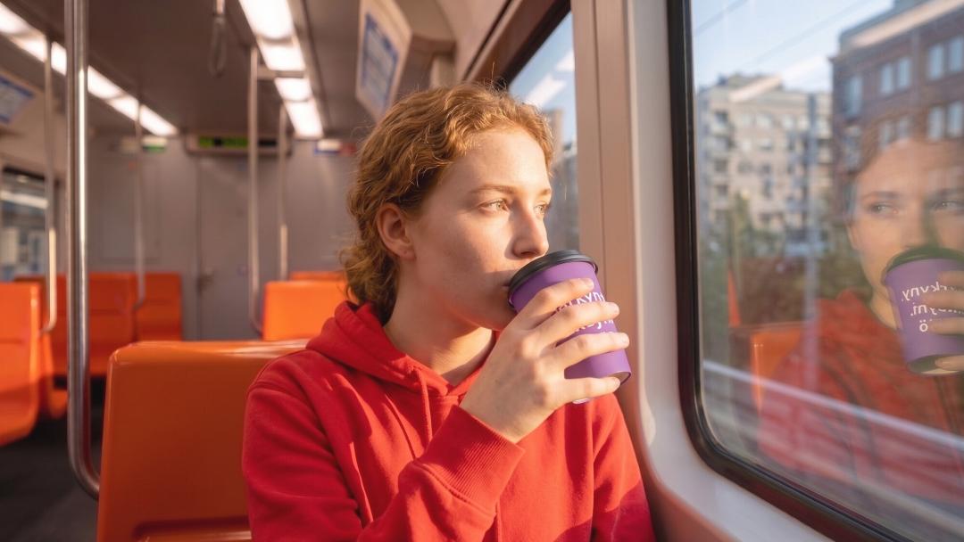 Kvinna med mugg med valtext.